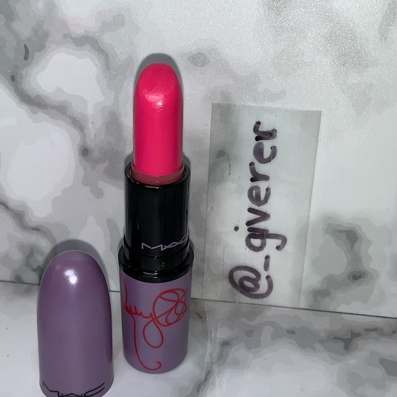 KELLY YUM YUM MAC X KELLY OSBORNE Satin Lipstick MAC